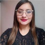 Profesor imparte clases a niños y niñas de la primera infancia de 0-7 años